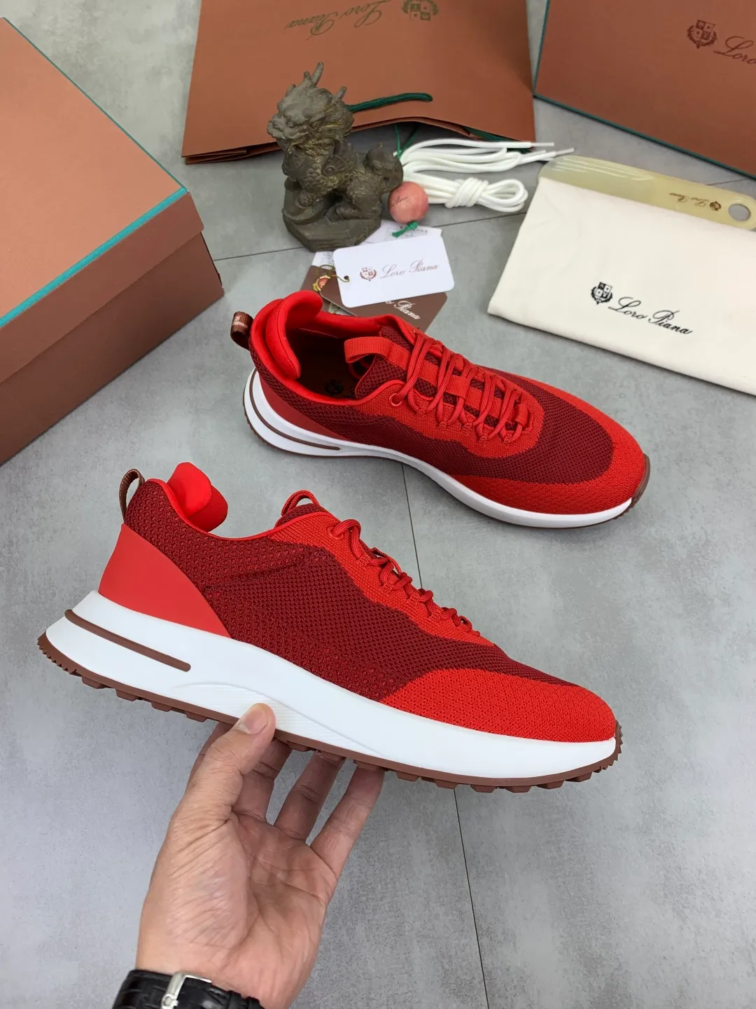Men's men's shoes 💰P542 New style 💰High quality The latest casual shoes Loro Piana 💯Top grade💯Buy the original copy💯 Founded the existing Loro Piana company on April 24, 1924. The family has been operating for the sixth generation, providing top quality products to customers who are discerning in taste and quality. Imported original fly woven fabrics with cowhide fabric, plain calfskin lining, hand-stitched threads with cowhide feet, original packaging, high-end outsole, size: 38-46, multiple colors available, complete package